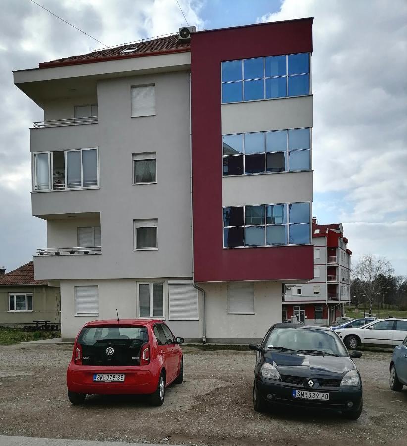 Apartman Mia Sremska Mitrovica Extérieur photo
